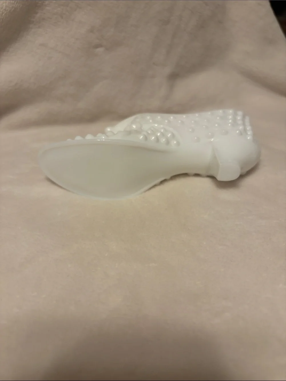 Fenton hobnob milk glass slipper with cat